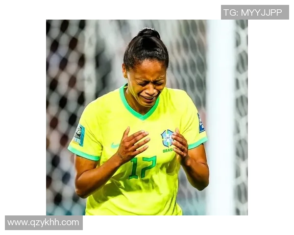 璀璨足球明星灯箱照片展现球场魅力与激情的完美瞬间